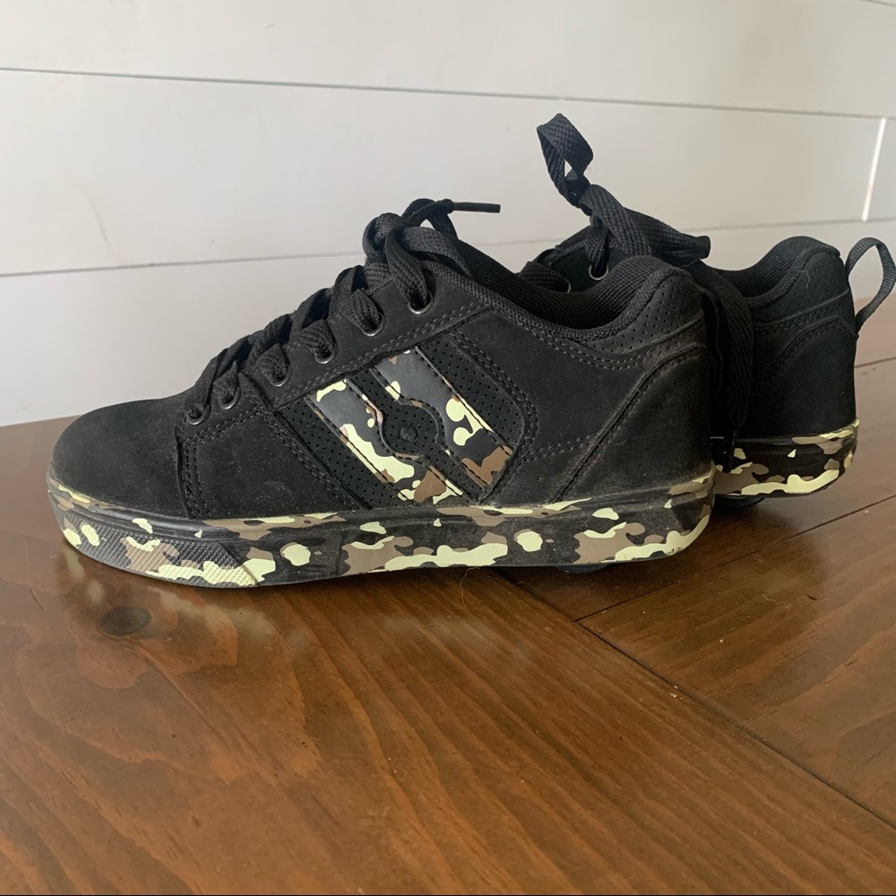 Boys Heelys skate shoes size 3 youth